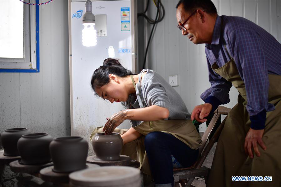 CHINA-HENAN-RU PORCELAIN-MAKING (CN)