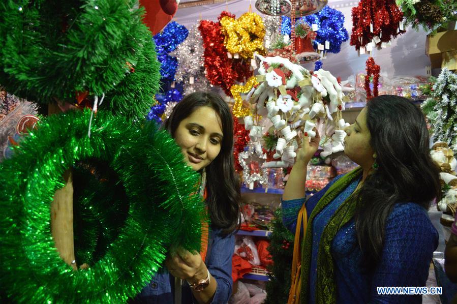 INDIA-BANGALORE-CHRISTMAS-SHOPPING