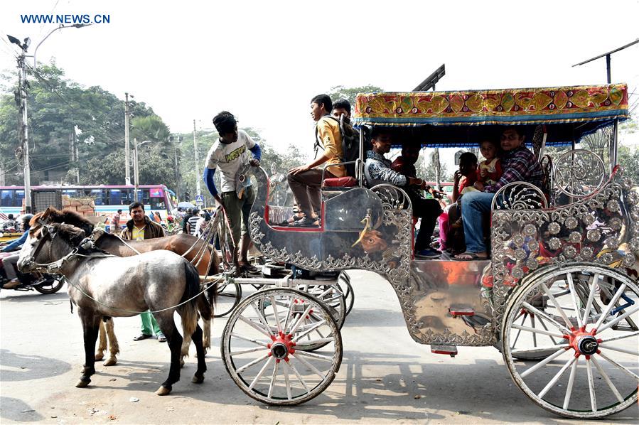 BANGLADESH-DHAKA-HORSE-DRAWN-CARRIAGE