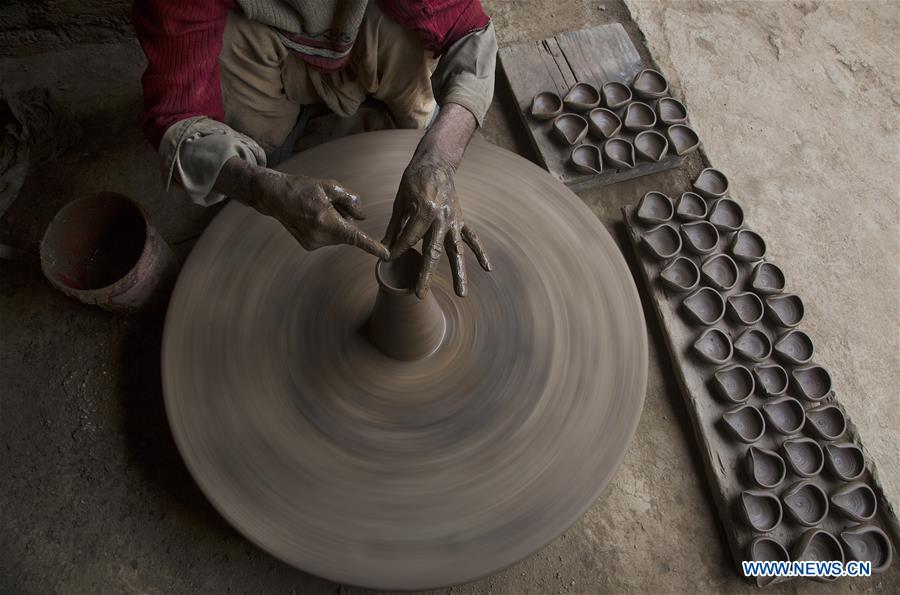 KASHMIR-SRINAGAR-POTTERY