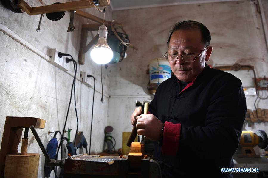 CHINA-ANHUI-WOODEN POT-CRAFT (CN)