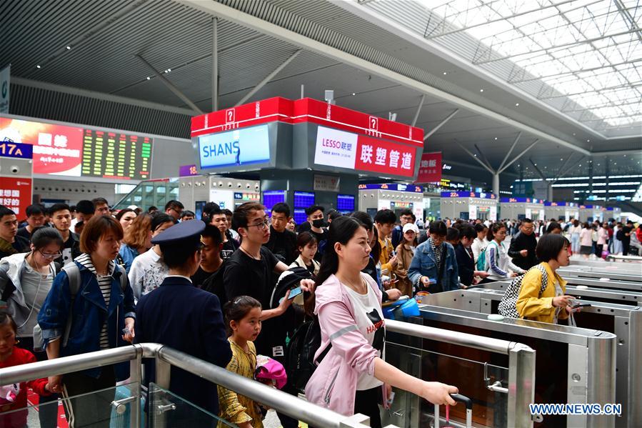 CHINA-HENAN-ZHENGZHOU-RAILWAY-LABOR DAY HOLIDAY-TRAVEL RUSH (CN)