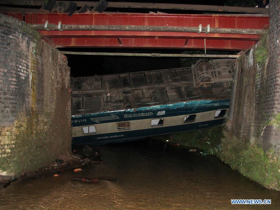 BANGLADESH-ACCIDENT-TRAIN DERAILMENT