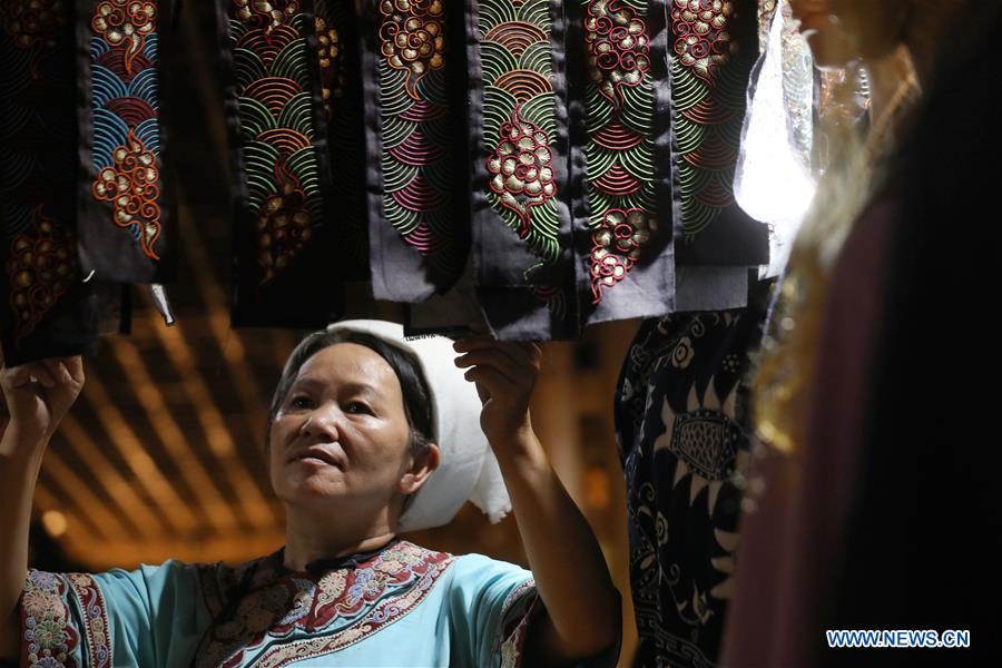 CHINA-GUIZHOU-TRADITIONAL CRAFT-HORSE TAIL EMBROIDERY (CN)