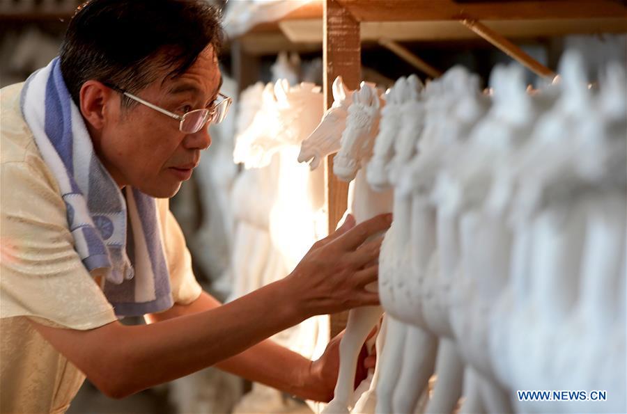 CHINA-HENAN-LUOYANG-TRI-COLORED GLAZED POTTERY-CRAFTSMAN (CN)