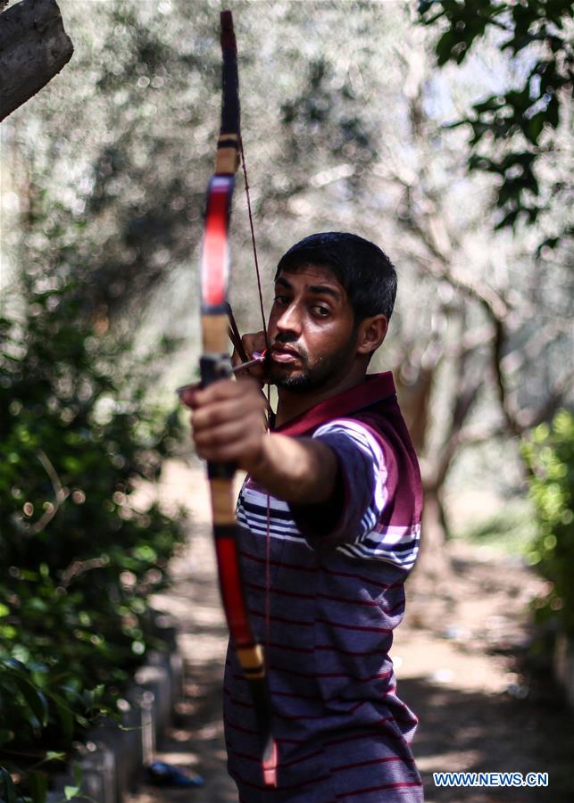 MIDEAST-GAZA-CRAFTSMAN-ARROW AND BOW