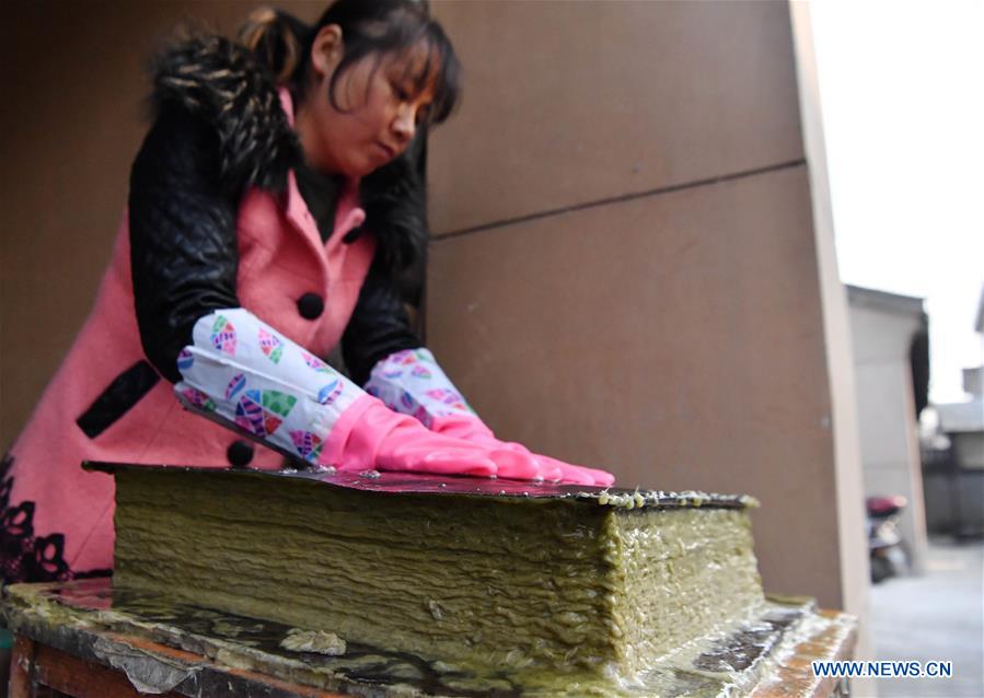 CHINA-SHAANXI-XI'AN-TRADITIONAL PAPERMAKING (CN)