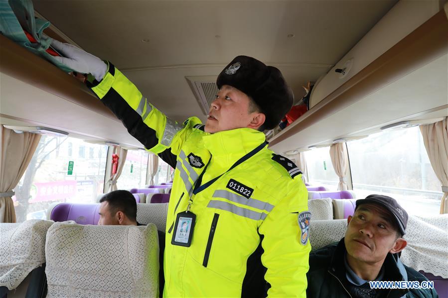 CHINA-GANSU-LANZHOU-LUNAR NEW YEAR EVE-TRAFFIC POLICE (CN)