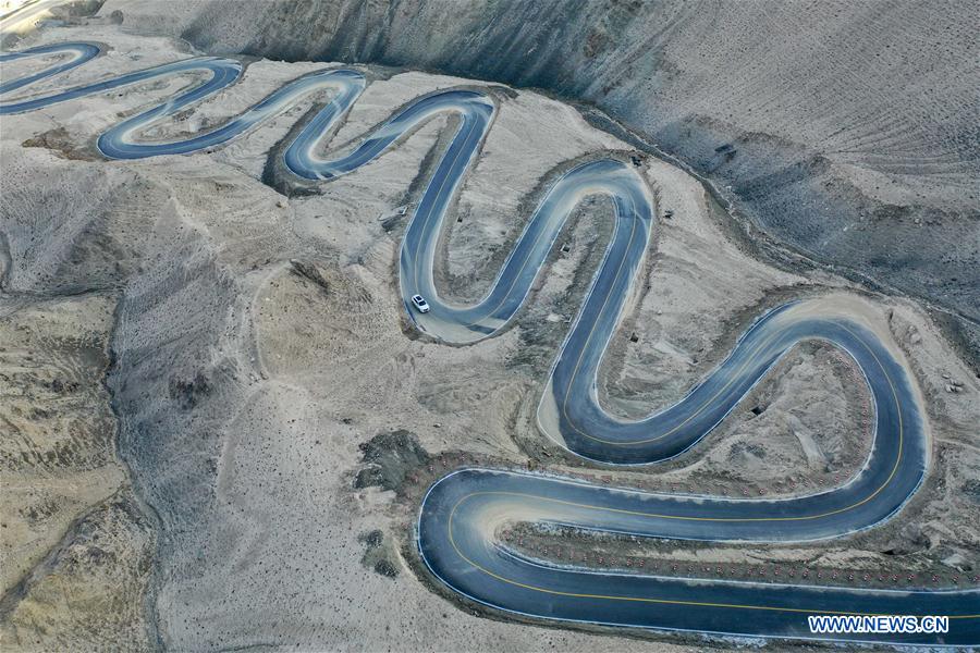 CHINA-XINJIANG-TAXKORGAN-MOUNTAIN ROAD