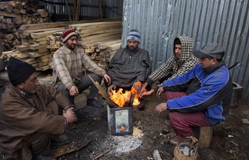 Daily life in Indian-controlled Kashmir during cold weather