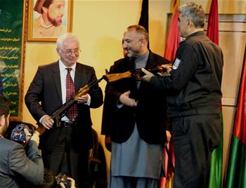 Russia hands over 10,000 AK assault rifles to Afghanistan