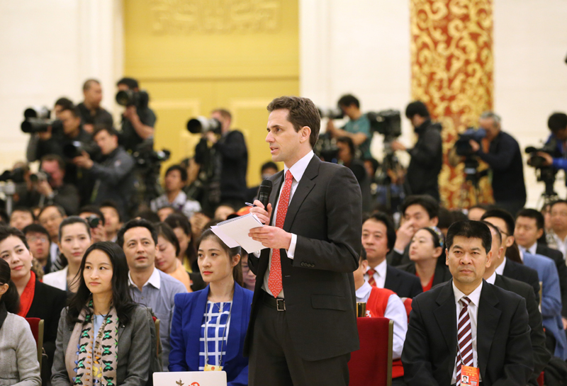 3月15日，国务院总理李克强在北京人民大会堂与中外记者见面，并回答记者提问。这是一位记者在提问。 新华社记者 刘卫兵摄