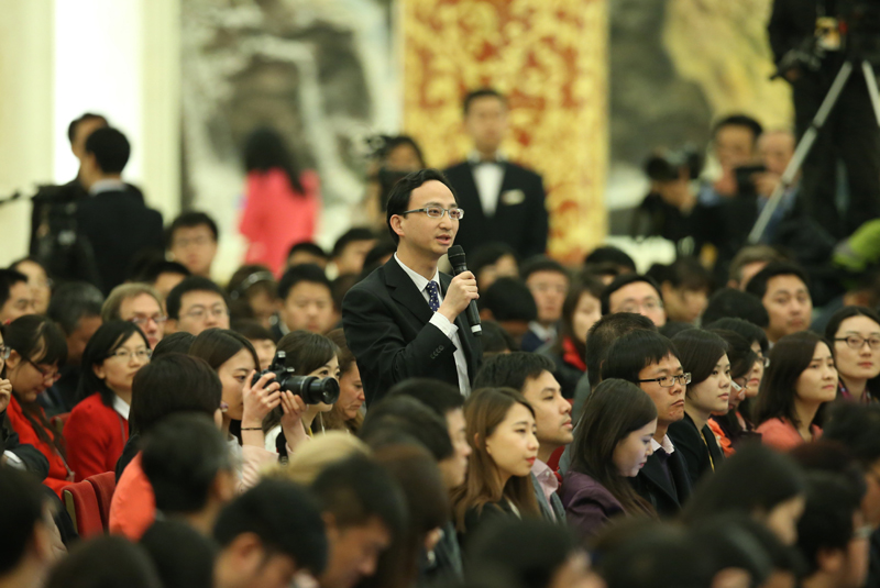 3月15日，国务院总理李克强在北京人民大会堂与中外记者见面，并回答记者提问。这是一位记者在提问。 新华社记者 庞兴雷 摄