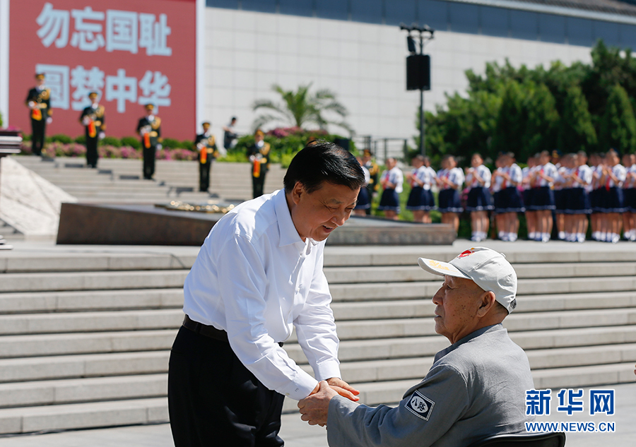 7月7日，纪念全民族抗战爆发80周年仪式在中国人民抗日战争纪念馆举行。中共中央政治局常委、中央书记处书记刘云山出席仪式并讲话。这是仪式开始前，刘云山与老八路代表握手。新华社记者崔新钰摄