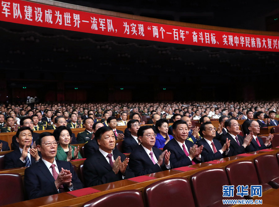 7月28日，庆祝中国人民解放军建军90周年文艺晚会《在党的旗帜下》在北京人民大会堂举行。中共中央总书记、国家主席、中央军委主席习近平和李克强、张德江、俞正声、刘云山、王岐山、张高丽等党和国家领导人，与首都3000多名各界群众一起观看演出。新华社记者 马占成 摄