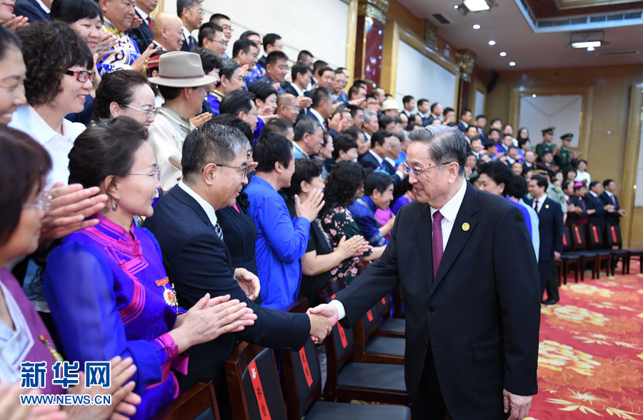 8月7日，中共中央政治局常委、全国政协主席、中央代表团团长俞正声在内蒙古新城宾馆会见内蒙古自治区离退休老同志和各族各界群众代表，并与他们合影留念。新华社记者 张领 摄