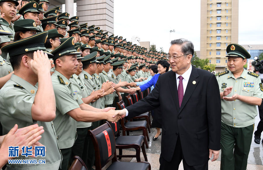 8月7日，中共中央政治局常委、全国政协主席、中央代表团团长俞正声率代表团部分成员分别赴内蒙古军区、武警内蒙古总队、武警内蒙古森林总队慰问，并会见自治区政法干警代表。这是俞正声会见武警内蒙古总队官兵。新华社记者 张领 摄