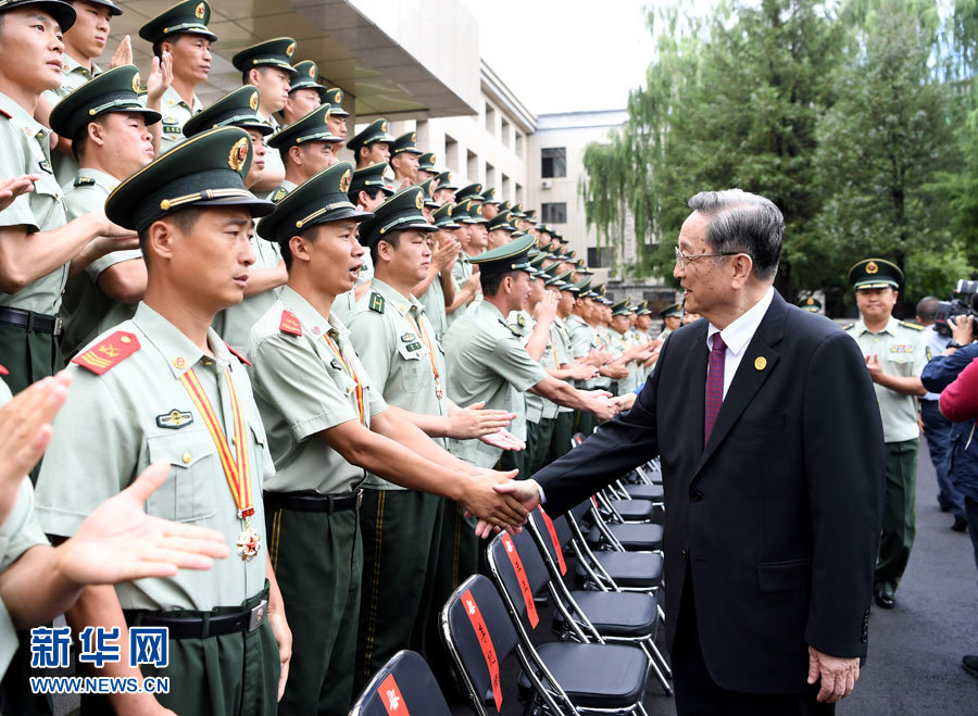 8月7日，中共中央政治局常委、全国政协主席、中央代表团团长俞正声率代表团部分成员分别赴内蒙古军区、武警内蒙古总队、武警内蒙古森林总队慰问，并会见自治区政法干警代表。这是俞正声会见武警内蒙古森林总队官兵。新华社记者 张领 摄