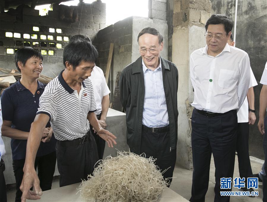 9月3日至5日，中共中央政治局常委、中央纪委书记、中央巡视工作领导小组组长王岐山在湖南省调研并主持召开巡察工作座谈会。这是9月4日，王岐山在浏阳市官桥镇石灰嘴村贫困户家中了解脱贫情况。新华社记者 王晔 摄

