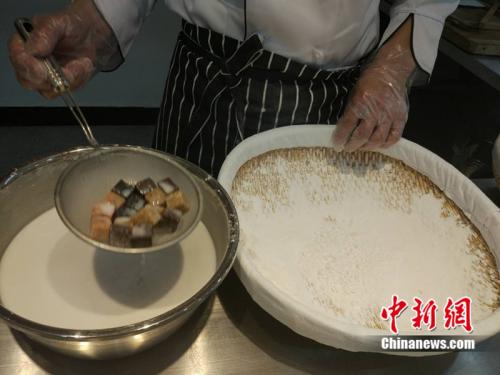 制作元宵时，首先要将馅料做好，沾上水，再投进盛满糯米粉的笸箩内摇。<a target='_blank'  ><p  align=