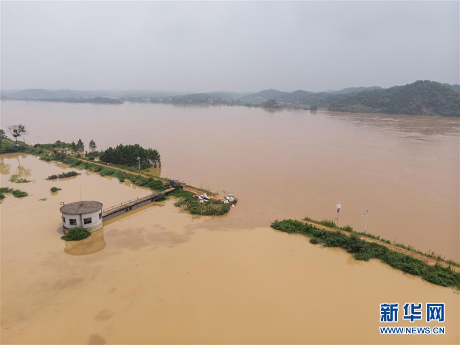 （防汛抗洪·圖文互動）加快搶險(xiǎn)進(jìn)度 確保群眾安全——湘江衡山段漫堤決口現(xiàn)場直擊