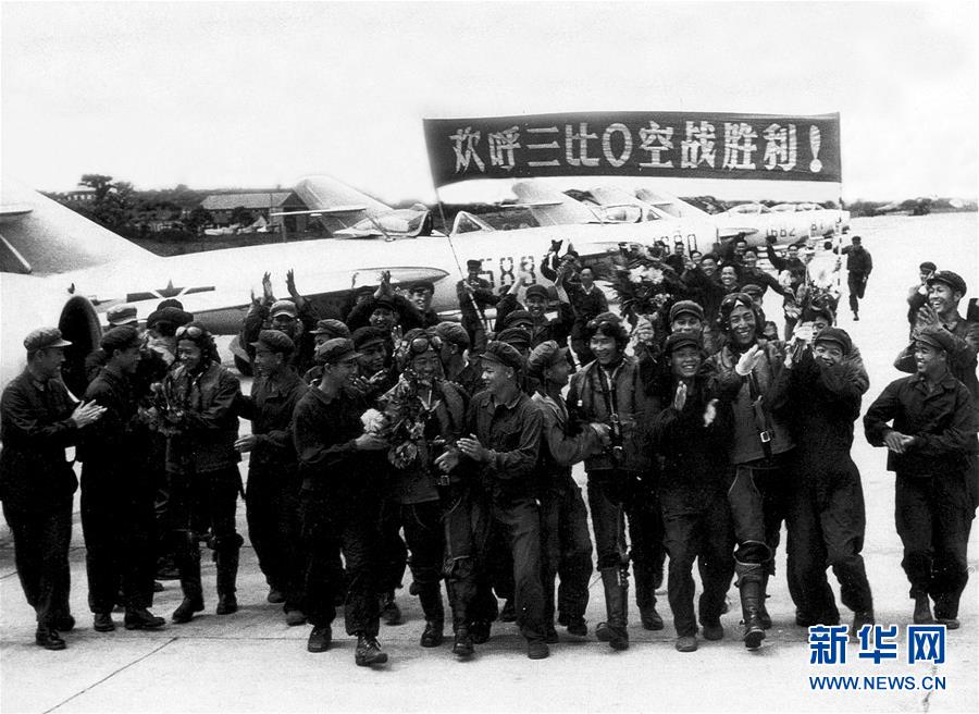 （新華全媒頭條·人民空軍70年·圖文互動）（4）陽光照耀奮飛的航程——黨中央、中央軍委和習(xí)主席關(guān)心人民空軍建設(shè)發(fā)展紀(jì)實(shí)