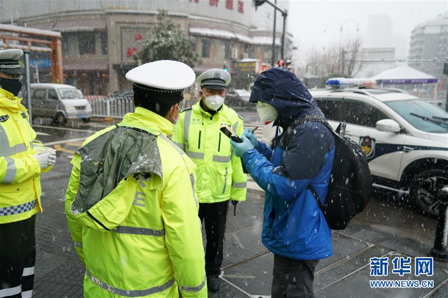 （新华全媒头条配图·图文互动）（8）战“疫”的一天——新华社记者直击湖北保卫战