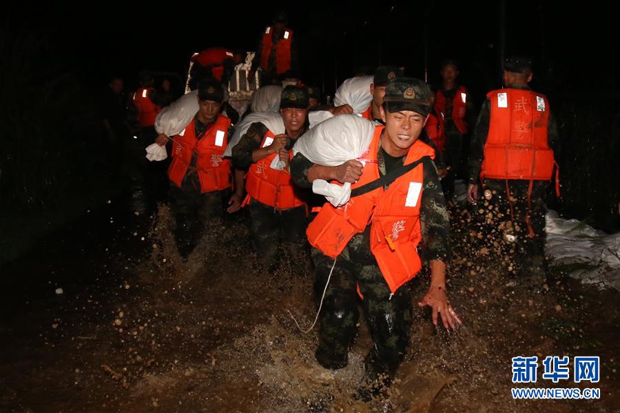 （图文互动）（1）武警官兵持续奋战多地洪涝灾害抢险救援一线