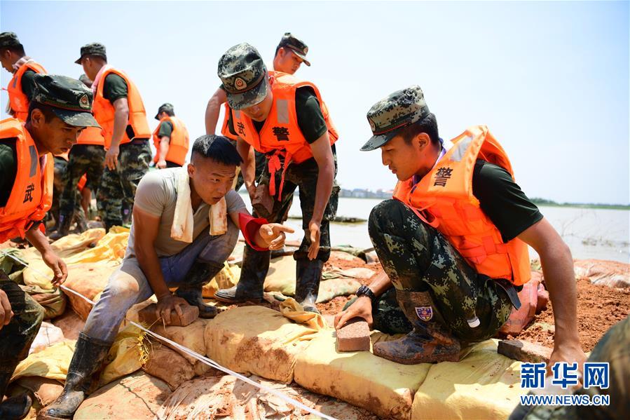 （防汛抗洪·图文互动）（2）洪水不退，子弟兵誓死不退——解放军和武警部队官兵参与洪涝灾害抢险救援记事