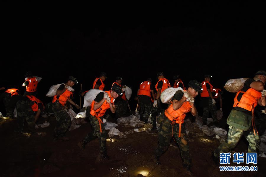 （防汛抗洪·图文互动）（7）洪水不退，子弟兵誓死不退——解放军和武警部队官兵参与洪涝灾害抢险救援记事