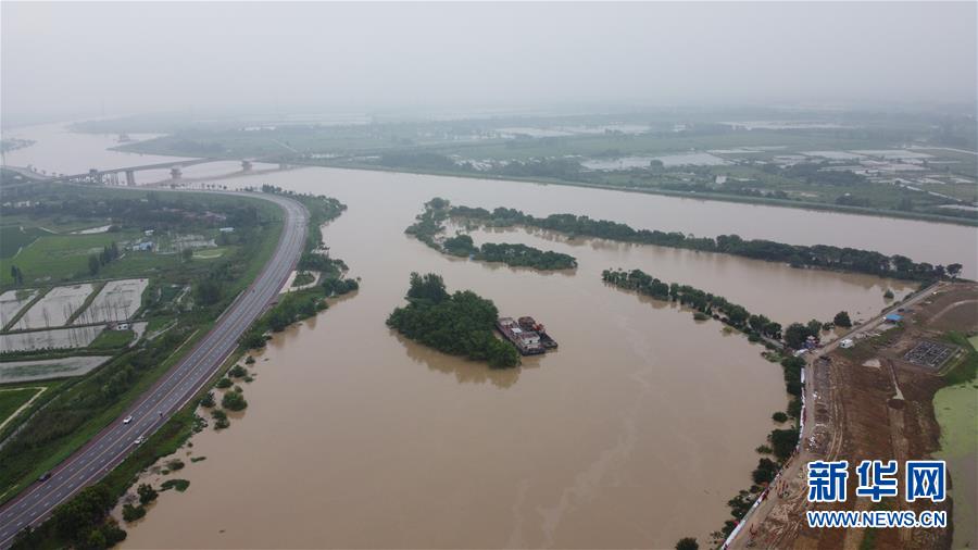 （防汛抗洪·图文互动）（1）洪水来袭，铜锣声在千年古镇的雨夜响起