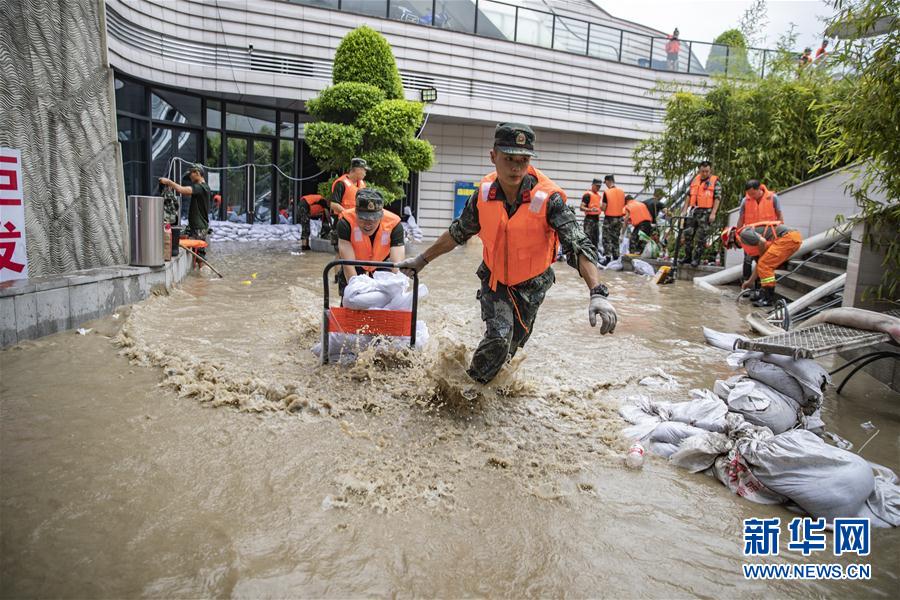 （防汛抗洪·图文互动）（4）筑起防大汛的坚强防线——重庆防御长江、嘉陵江过境洪峰现场记录