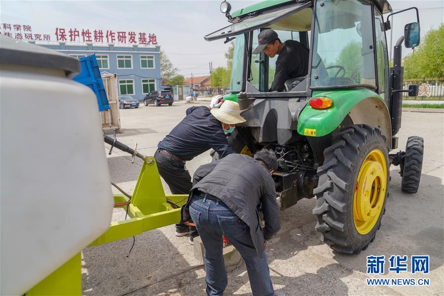 （在习近平新时代中国特色社会主义思想指引下——新时代新作为新篇章·习近平总书记关切事·图文互动）（10）让每一寸耕地都成为丰收的沃土——我国加强耕地?；ね平?ldquo;藏粮于地”