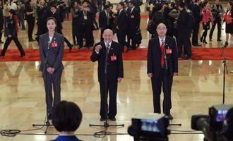 魏秋月、孟广禄、薛晨阳代表接受采访