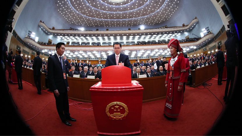 3月17日，人代会全体会议上代表在投票