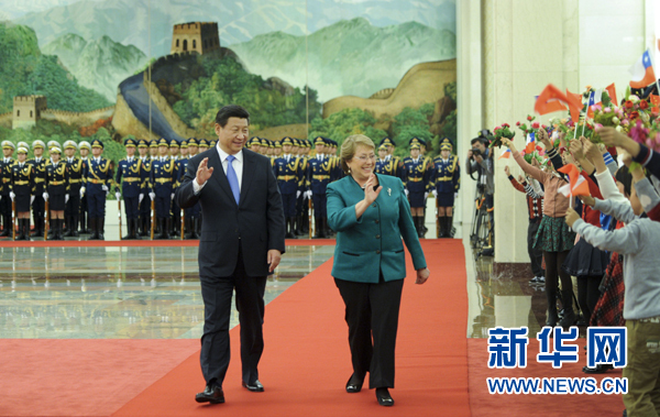 11月12日，国家主席习近平在北京人民大会堂同智利总统巴切莱特举行会谈。这是会谈前，习近平在人民大会堂北大厅为巴切莱特举行欢迎仪式。新华社记者 张铎 摄