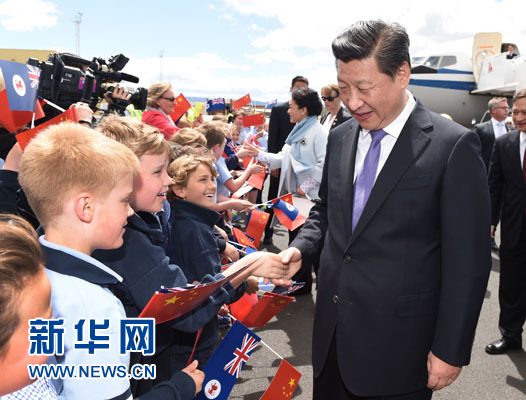 11月18日，国家主席习近平在澳大利亚塔斯马尼亚州参观访问。这是习近平和夫人彭丽媛抵达塔斯马尼亚州霍巴特机场时，与前来欢迎的当地儿童亲切交流。新华社记者 马占成 摄