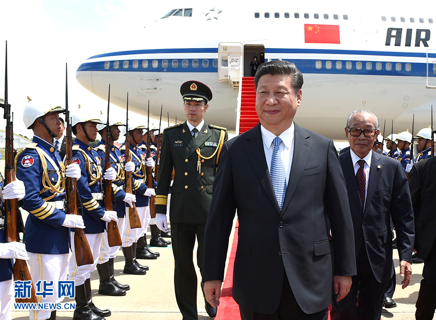 10月13日，国家主席习近平乘专机抵达金边国际机场，开始对柬埔寨王国进行国事访问。柬埔寨副首相兼王宫事务大臣贡桑奥亲王和夏卡朋亲王、阿伦公主等在舷梯旁热情迎接习近平主席。新华社记者　谢环驰　摄