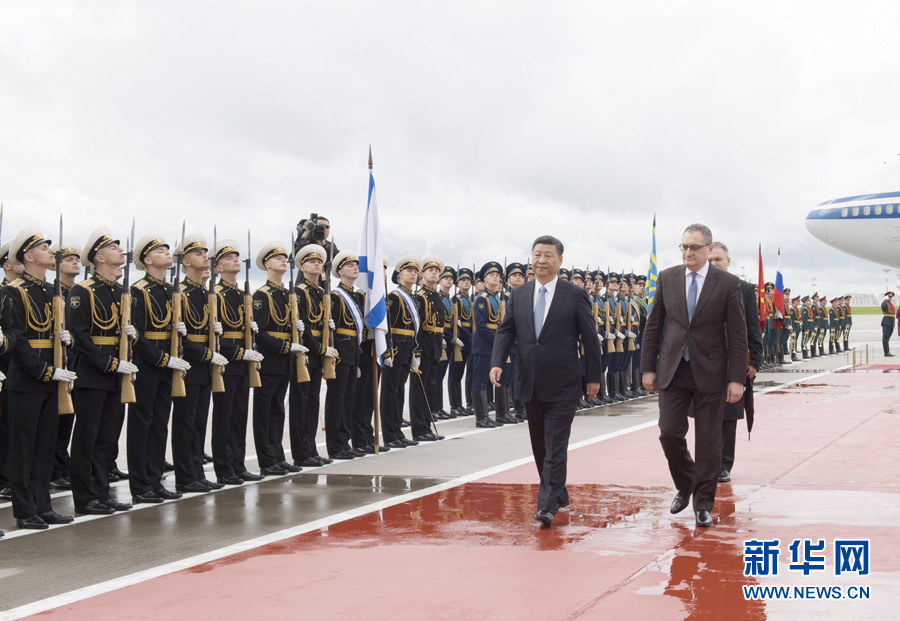 7月3日，国家主席习近平乘专机抵达莫斯科，开始对俄罗斯联邦进行国事访问。这是习近平出席机场欢迎仪式。 新华社记者 李学仁 摄