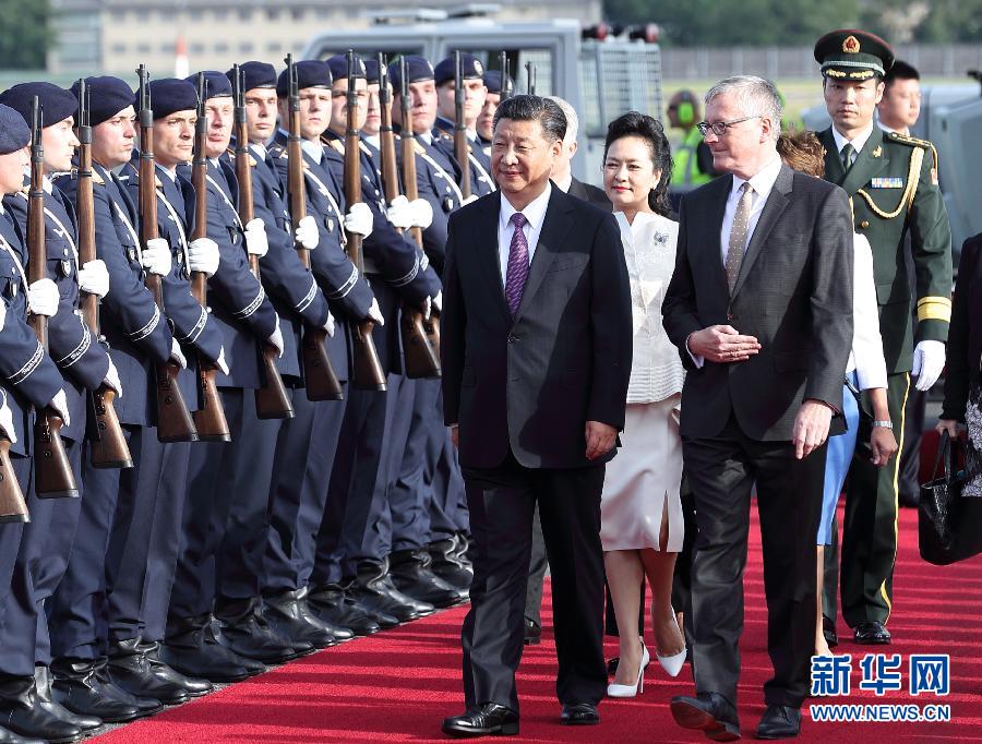 7月4日，国家主席习近平乘专机抵达柏林，开始对德意志联邦共和国进行国事访问。德国政府高级官员在舷梯旁迎接习近平和夫人彭丽媛。新华社记者 王晔 摄