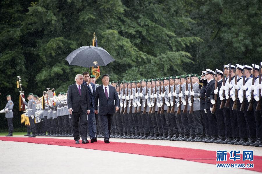 7月5日，国家主席习近平在柏林会见德国总统施泰因迈尔?；峒?，施泰因迈尔在总统府花园为习近平举行隆重欢迎仪式。 新华社记者 李学仁 摄